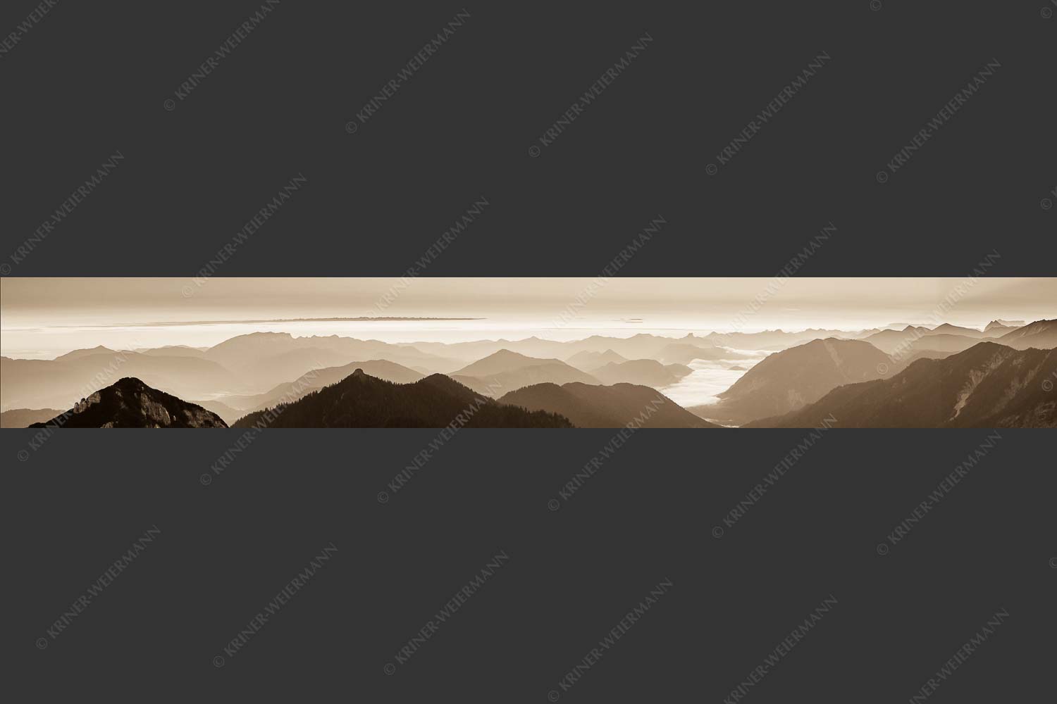 Ausicht übers Isartal in die Bayerischen Voralpen - Blick hinaus 7:1 sepia -- Soierngebirge Sonnenaufgang - mehr Infos bei www.Kriner-Weiermann.de