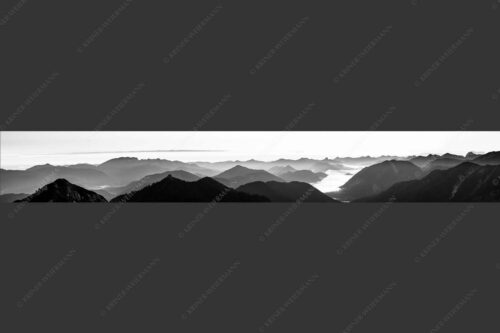 Ausicht übers Isartal in die Bayerischen Voralpen - Blick hinaus 8:1 sw -- Soierngebirge Sonnenaufgang - mehr Infos bei www.Kriner-Weiermann.de