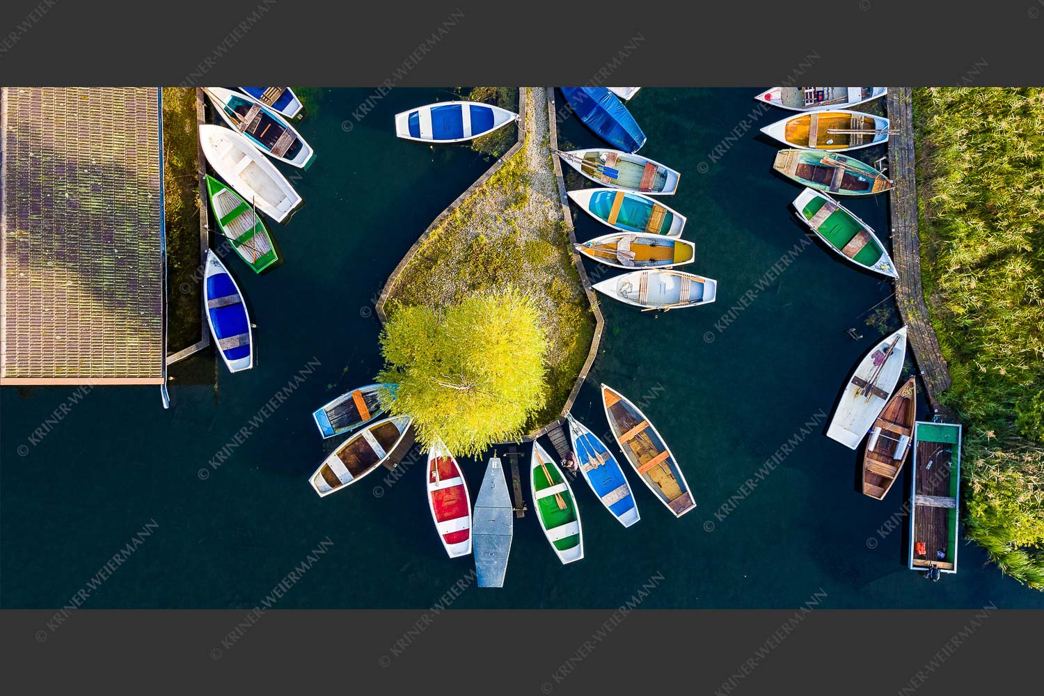 Boote am Hafen in Seehausen am Staffelsee - Bootcamp 2:1  -- Seehausen am Staffelsee - mehr Infos bei www.Kriner-Weiermann.de