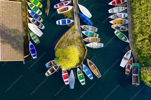 Boote am Hafen in Seehausen am Staffelsee - Bootcamp 3:2  -- Seehausen am Staffelsee - mehr Infos bei www.Kriner-Weiermann.de
