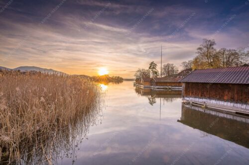 Traumhaft gelegene Bootshäuser am Staffelsee im Sonnenuntergang - Bootshäuser 3:2  -- Seehausen am Staffelsee - mehr Infos bei www.Kriner-Weiermann.de