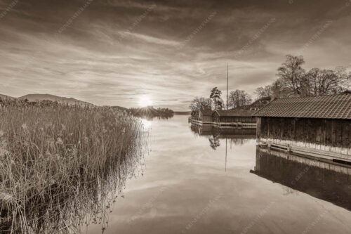 Traumhaft gelegene Bootshäuser am Staffelsee im Sonnenuntergang - Bootshäuser 3:2 sepia -- Seehausen am Staffelsee - mehr Infos bei www.Kriner-Weiermann.de