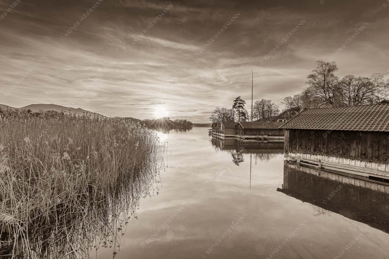 Traumhaft gelegene Bootshäuser am Staffelsee im Sonnenuntergang - Bootshäuser 3:2 sepia -- Seehausen am Staffelsee - mehr Infos bei www.Kriner-Weiermann.de