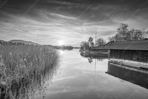 Traumhaft gelegene Bootshäuser am Staffelsee im Sonnenuntergang - Bootshäuser 3:2 sw -- Seehausen am Staffelsee - mehr Infos bei www.Kriner-Weiermann.de