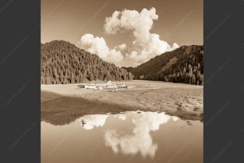 Esterbergalm nach starkem Regen - Brunnwasser 1:1 sepia -- Hochwasser an der Esterbergalm - mehr Infos bei www.Kriner-Weiermann.de