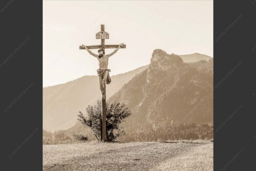 Wegkreuz mit Kofel im Hintergrund - Christus im Ammergau 1:1 sepia -- Wegkreuz mit Kofel - mehr Infos bei www.Kriner-Weiermann.de
