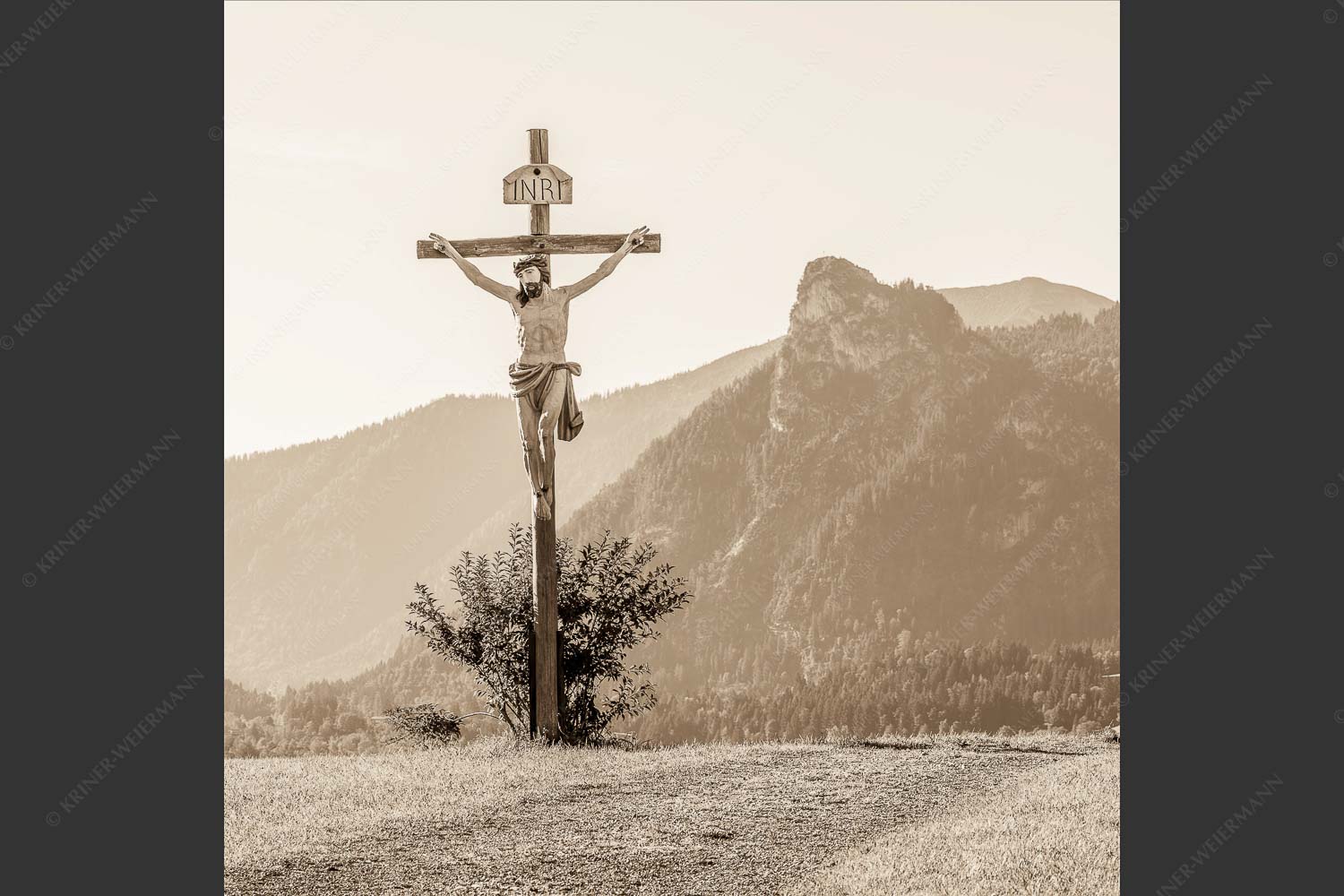 Wegkreuz mit Kofel im Hintergrund - Christus im Ammergau 1:1 sepia -- Wegkreuz mit Kofel - mehr Infos bei www.Kriner-Weiermann.de