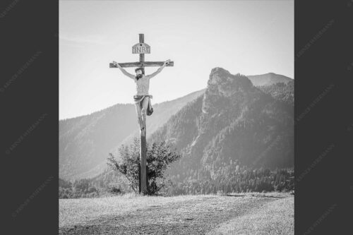 Wegkreuz mit Kofel im Hintergrund - Christus im Ammergau 1:1 sw -- Wegkreuz mit Kofel - mehr Infos bei www.Kriner-Weiermann.de