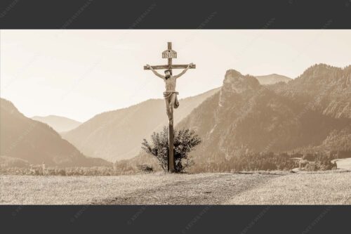 Wegkreuz mit Kofel im Hintergrund - Christus im Ammergau 2:1 sepia -- Wegkreuz mit Kofel - mehr Infos bei www.Kriner-Weiermann.de