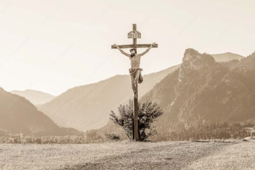 Wegkreuz mit Kofel im Hintergrund - Christus im Ammergau 3:2 sepia -- Wegkreuz mit Kofel - mehr Infos bei www.Kriner-Weiermann.de
