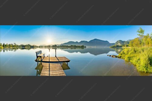 Blick in den Sonnenaufgang am Kochelsee mit Jochberg - Da sitzt di nieder 3:1  -- Bank am Kochelsee - mehr Infos bei www.Kriner-Weiermann.de