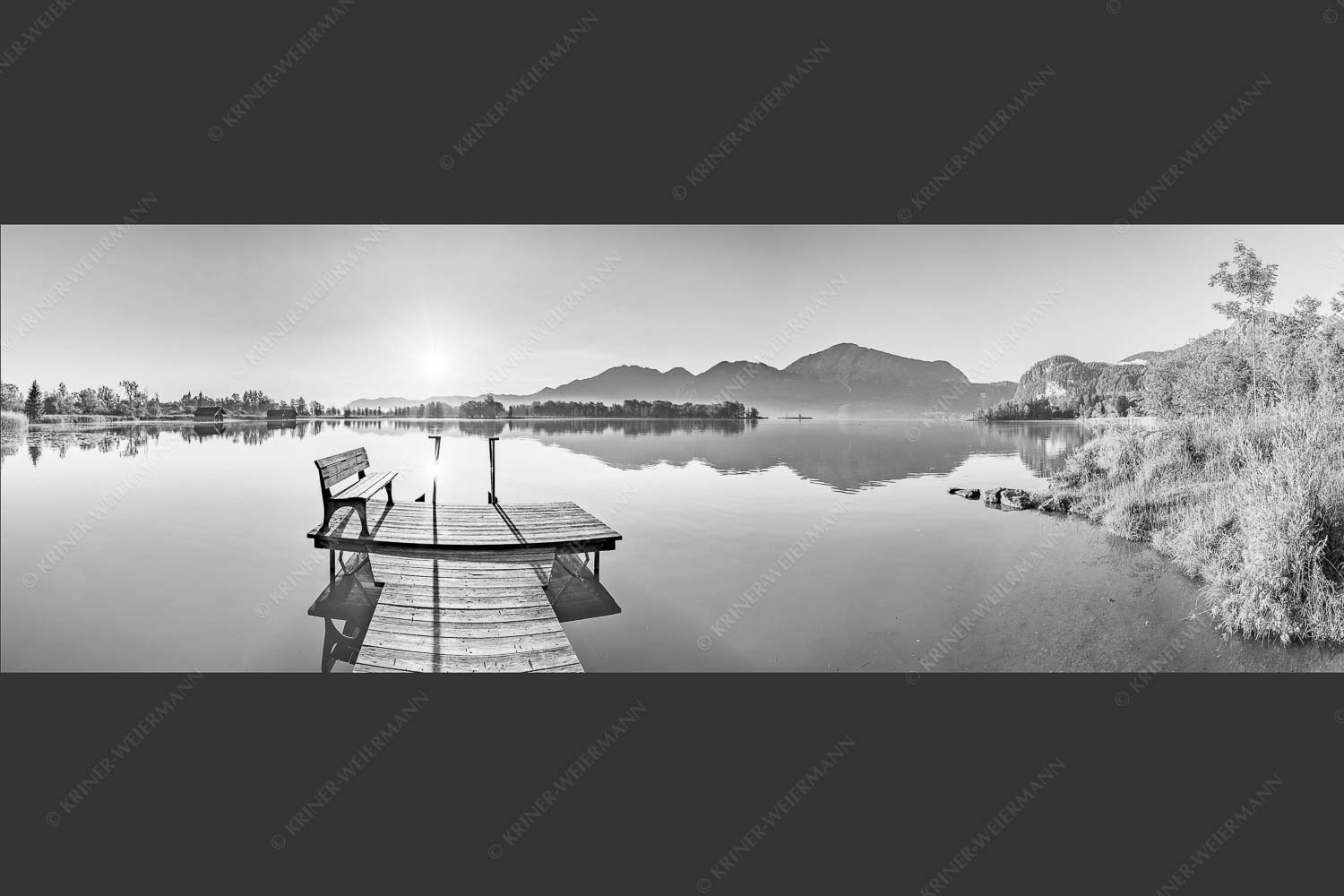 Blick in den Sonnenaufgang am Kochelsee mit Jochberg - Da sitzt di nieder 3:1 sw -- Bank am Kochelsee - mehr Infos bei www.Kriner-Weiermann.de