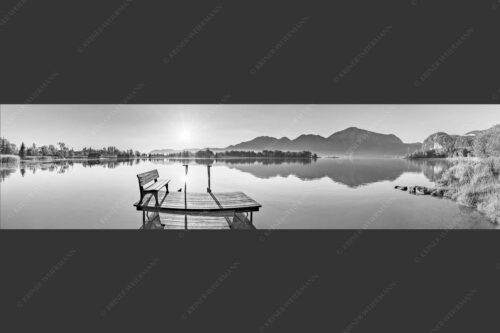 Blick in den Sonnenaufgang am Kochelsee mit Jochberg - Da sitzt di nieder 4:1 sw -- Bank am Kochelsee - mehr Infos bei www.Kriner-Weiermann.de