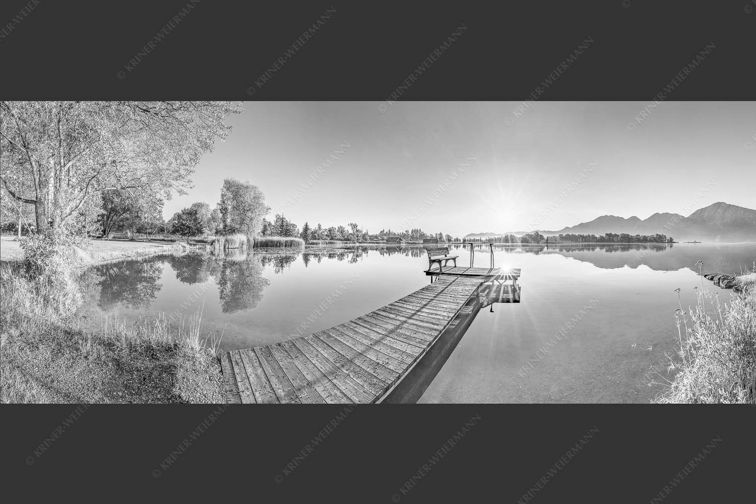 Blick in den Sonnenaufgang bei Schlehdorf am Kochelsee - Da sitzt di nieder II 2,5:1 sw -- Kochelsee bei Schlehdorf - mehr Infos bei www.Kriner-Weiermann.de