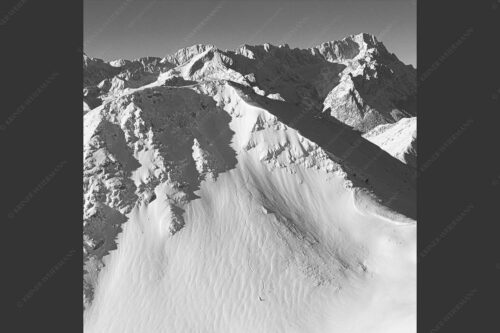 Lange Snowboard-Abfahrt vom Bischof im Estergebirge mit Zugspitzmassiv - Dahoam is Dahoam 1:1 sw -- Freerider mit Zugspitze - mehr Infos bei www.Kriner-Weiermann.de