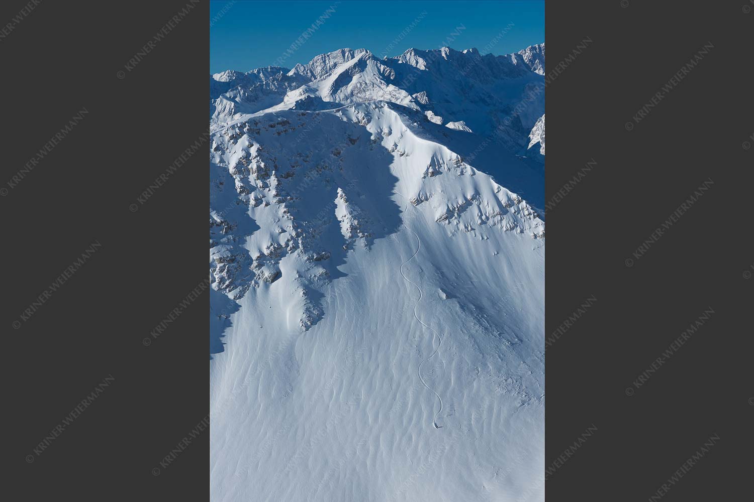 Lange Snowboard-Abfahrt vom Bischof im Estergebirge mit Zugspitzmassiv - Dahoam is Dahoam 2:3 -- Freerider mit Zugspitze - mehr Infos bei www.Kriner-Weiermann.de