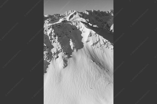 Lange Snowboard-Abfahrt vom Bischof im Estergebirge mit Zugspitzmassiv - Dahoam is Dahoam 2:3 sw -- Freerider mit Zugspitze - mehr Infos bei www.Kriner-Weiermann.de