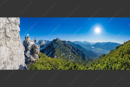 Blick aus dem Soierngebirge übers Isartal zur Zugspitze - Dankbar 2,5:1  -- Bergsteiger im Soierngebirge - mehr Infos bei www.Kriner-Weiermann.de