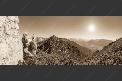 Blick aus dem Soierngebirge übers Isartal zur Zugspitze - Dankbar 2,5:1 sepia -- Bergsteiger im Soierngebirge - mehr Infos bei www.Kriner-Weiermann.de
