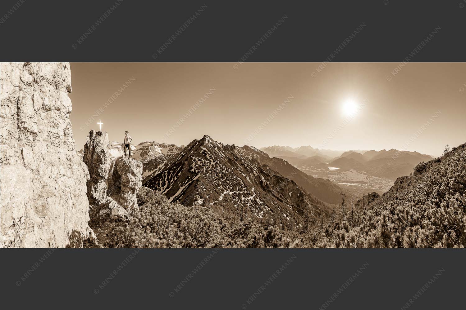 Blick aus dem Soierngebirge übers Isartal zur Zugspitze - Dankbar 2,5:1 sepia -- Bergsteiger im Soierngebirge - mehr Infos bei www.Kriner-Weiermann.de