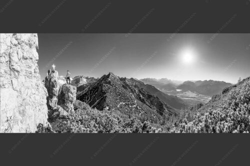Blick aus dem Soierngebirge übers Isartal zur Zugspitze - Dankbar 2,5:1 sw -- Bergsteiger im Soierngebirge - mehr Infos bei www.Kriner-Weiermann.de