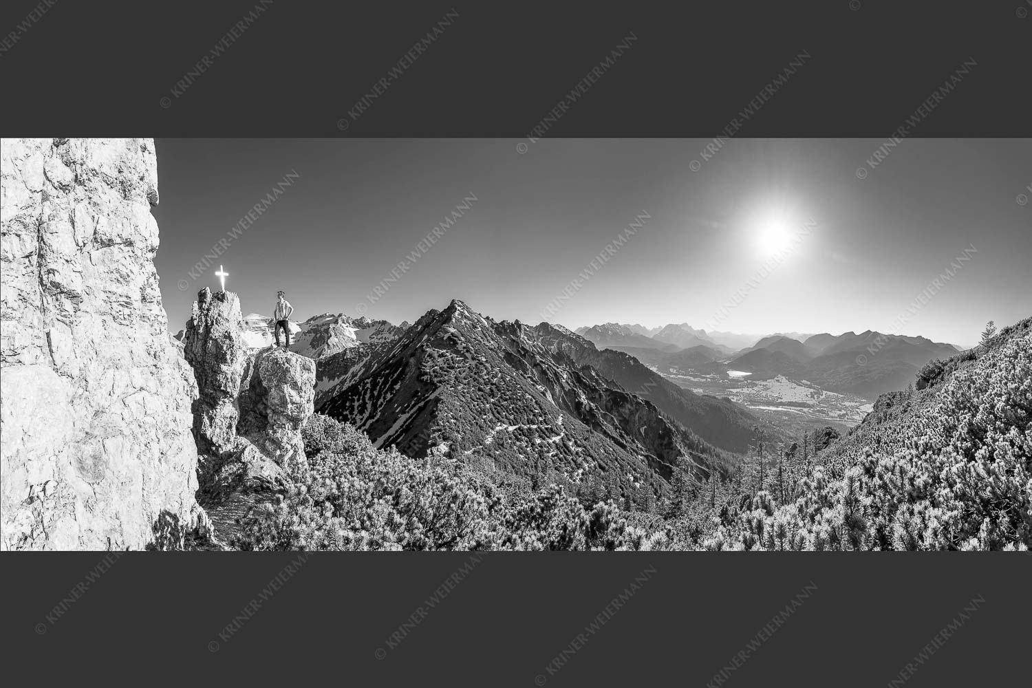 Blick aus dem Soierngebirge übers Isartal zur Zugspitze - Dankbar 2,5:1 sw -- Bergsteiger im Soierngebirge - mehr Infos bei www.Kriner-Weiermann.de