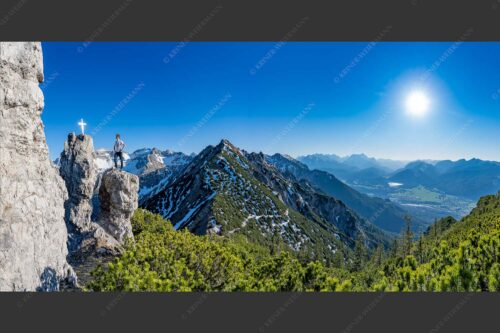 Blick aus dem Soierngebirge übers Isartal zur Zugspitze - Dankbar 2:1  -- Bergsteiger im Soierngebirge - mehr Infos bei www.Kriner-Weiermann.de