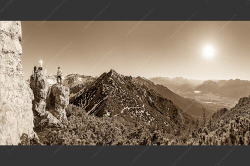 Blick aus dem Soierngebirge übers Isartal zur Zugspitze - Dankbar 2:1 sepia -- Bergsteiger im Soierngebirge - mehr Infos bei www.Kriner-Weiermann.de
