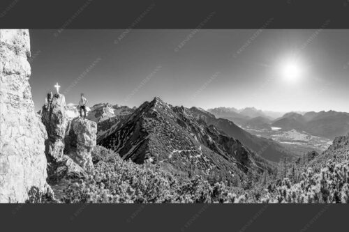 Blick aus dem Soierngebirge übers Isartal zur Zugspitze - Dankbar 2:1 sw -- Bergsteiger im Soierngebirge - mehr Infos bei www.Kriner-Weiermann.de
