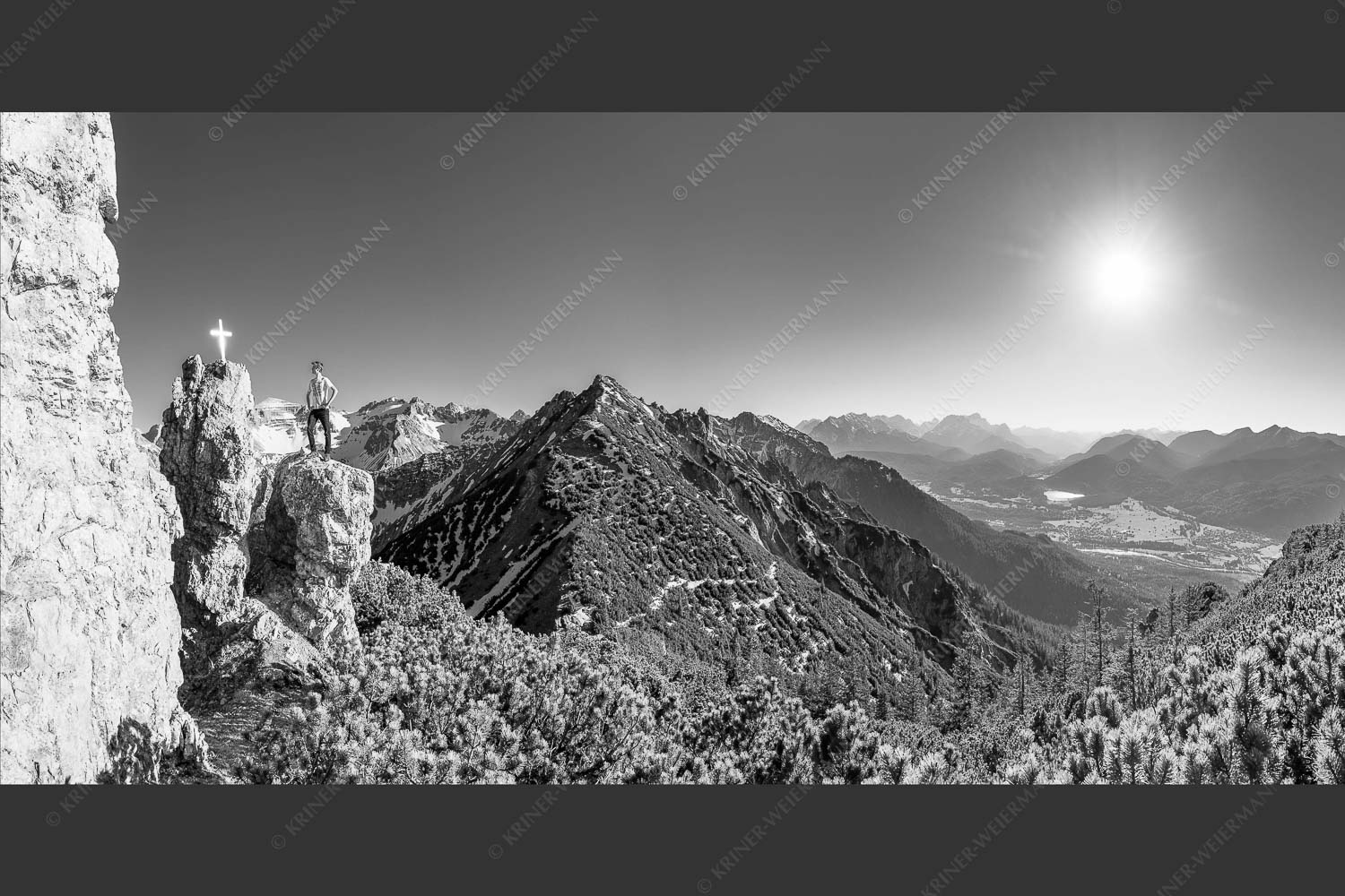 Blick aus dem Soierngebirge übers Isartal zur Zugspitze - Dankbar 2:1 sw -- Bergsteiger im Soierngebirge - mehr Infos bei www.Kriner-Weiermann.de