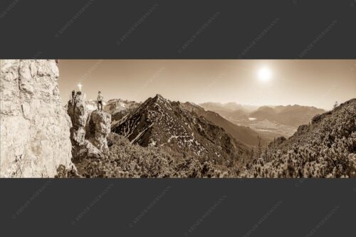 Blick aus dem Soierngebirge übers Isartal zur Zugspitze - Dankbar 3:1 sepia -- Bergsteiger im Soierngebirge - mehr Infos bei www.Kriner-Weiermann.de