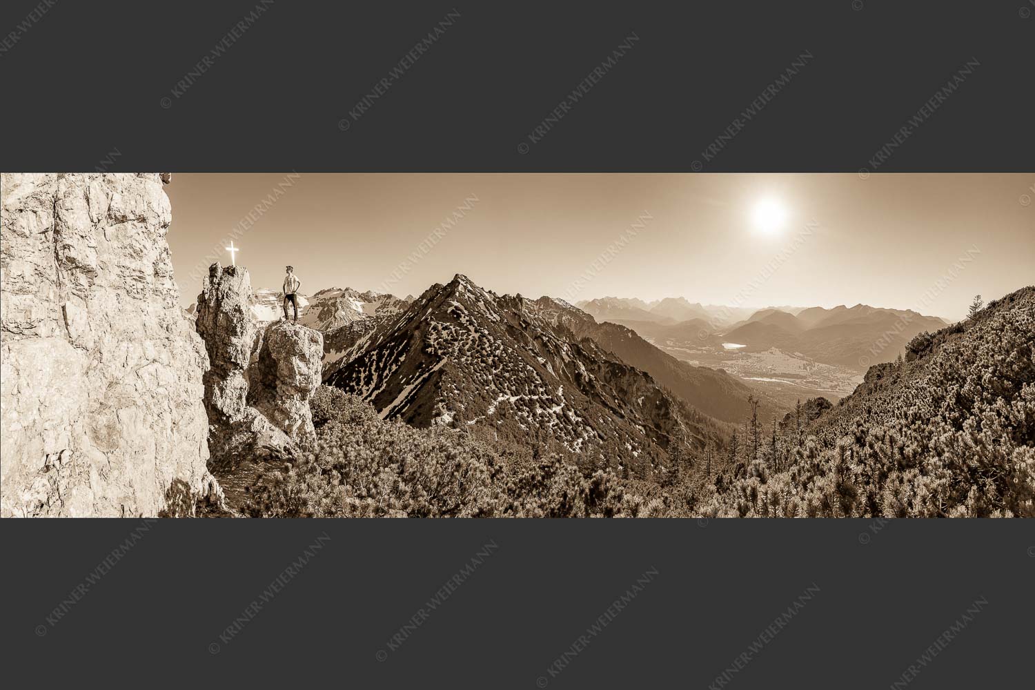 Blick aus dem Soierngebirge übers Isartal zur Zugspitze - Dankbar 3:1 sepia -- Bergsteiger im Soierngebirge - mehr Infos bei www.Kriner-Weiermann.de