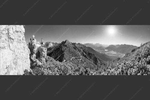 Blick aus dem Soierngebirge übers Isartal zur Zugspitze - Dankbar 3:1 sw -- Bergsteiger im Soierngebirge - mehr Infos bei www.Kriner-Weiermann.de