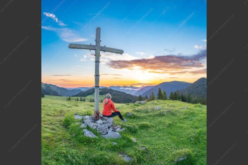 Blick von der Moosenalm in den Sonnenaufgang - Dankbarkeit II 1:1  -- Feldkreuz an der Moosenalm - mehr Infos bei www.Kriner-Weiermann.de
