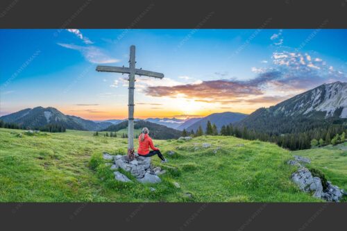 Blick von der Moosenalm in den Sonnenaufgang - Dankbarkeit II 2:1  -- Feldkreuz an der Moosenalm - mehr Infos bei www.Kriner-Weiermann.de