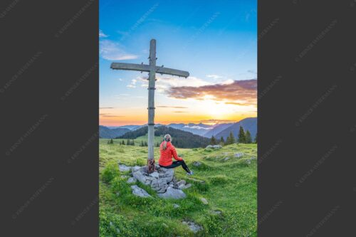Blick von der Moosenalm in den Sonnenaufgang - Dankbarkeit II 2:3  -- Feldkreuz an der Moosenalm - mehr Infos bei www.Kriner-Weiermann.de