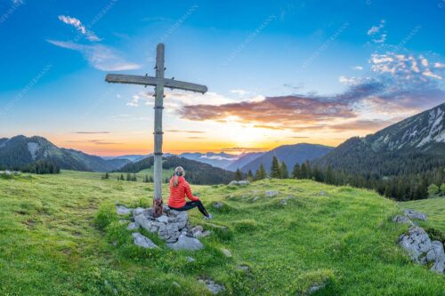 Blick von der Moosenalm in den Sonnenaufgang - Dankbarkeit II 3:2  -- Feldkreuz an der Moosenalm - mehr Infos bei www.Kriner-Weiermann.de