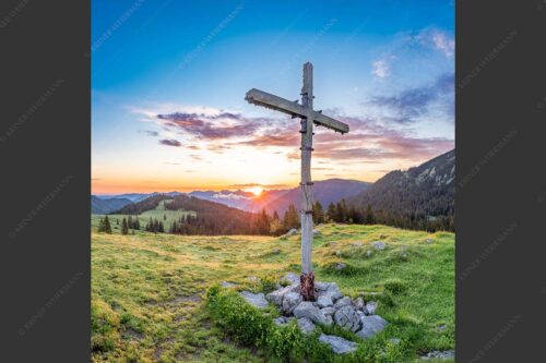 Blick von der Moosenalm in den Sonnenaufgang im Karwendelgebirge - Dankbarkeit III 1:1  -- Feldkreuz an der Moosenalm im Karwendel - mehr Infos bei www.Kriner-Weiermann.de