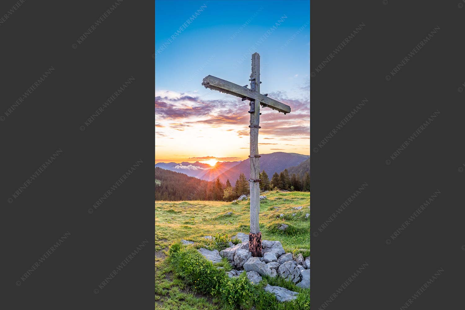 Blick von der Moosenalm in den Sonnenaufgang im Karwendelgebirge - Dankbarkeit III 1:2 -- Feldkreuz an der Moosenalm im Karwendel - mehr Infos bei www.Kriner-Weiermann.de