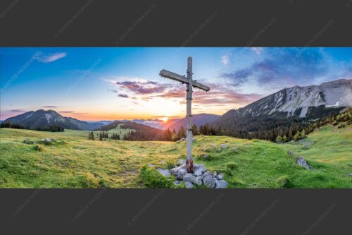 Blick von der Moosenalm in den Sonnenaufgang im Karwendelgebirge - Dankbarkeit III 2,5:1  -- Feldkreuz an der Moosenalm im Karwendel - mehr Infos bei www.Kriner-Weiermann.de