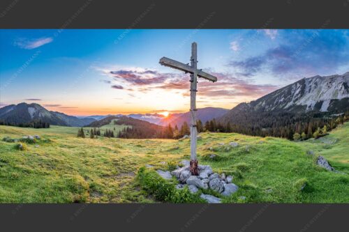 Blick von der Moosenalm in den Sonnenaufgang im Karwendelgebirge - Dankbarkeit III 2:1  -- Feldkreuz an der Moosenalm im Karwendel - mehr Infos bei www.Kriner-Weiermann.de
