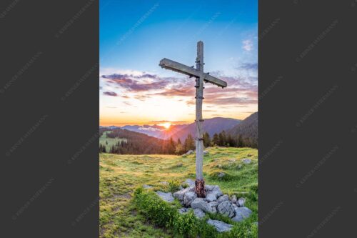 Blick von der Moosenalm in den Sonnenaufgang im Karwendelgebirge - Dankbarkeit III 2:3  -- Feldkreuz an der Moosenalm im Karwendel - mehr Infos bei www.Kriner-Weiermann.de