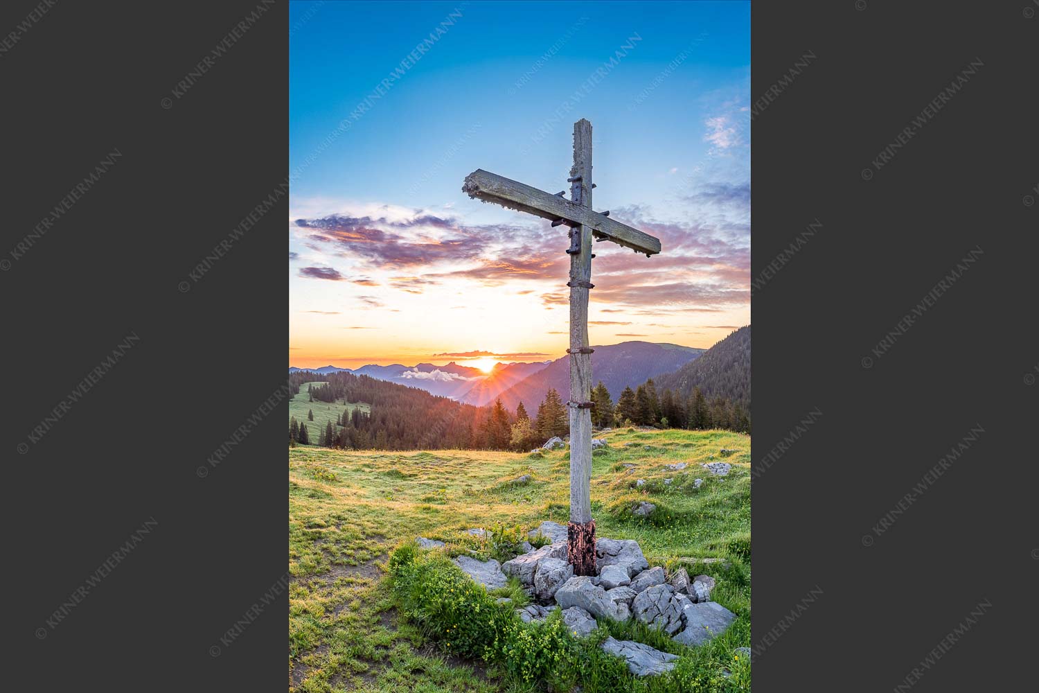 Blick von der Moosenalm in den Sonnenaufgang im Karwendelgebirge - Dankbarkeit III 2:3 -- Feldkreuz an der Moosenalm im Karwendel - mehr Infos bei www.Kriner-Weiermann.de