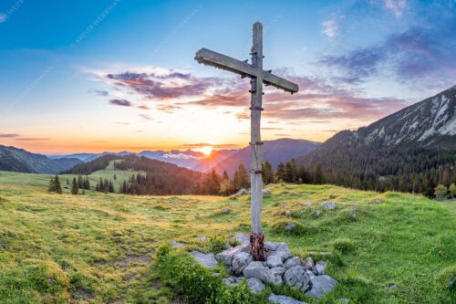 Blick von der Moosenalm in den Sonnenaufgang im Karwendelgebirge - Dankbarkeit III 3:2  -- Feldkreuz an der Moosenalm im Karwendel - mehr Infos bei www.Kriner-Weiermann.de
