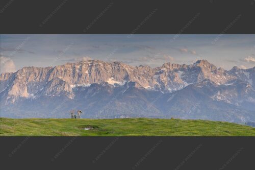 Eines der schönsten Panoramen im Garmisch-Partenkirchen bietet die Aussicht vom Wank - Der Blick ins Herz 2,5:1  -- Panorama am Wank - mehr Infos bei www.Kriner-Weiermann.de