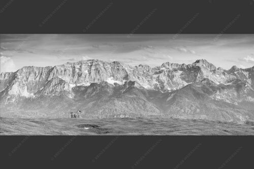 Eines der schönsten Panoramen im Garmisch-Partenkirchen bietet die Aussicht vom Wank - Der Blick ins Herz 2,5:1 sw -- Panorama am Wank - mehr Infos bei www.Kriner-Weiermann.de