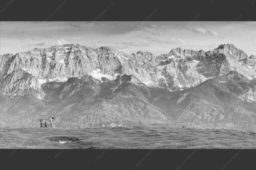 Eines der schönsten Panoramen im Garmisch-Partenkirchen bietet die Aussicht vom Wank - Der Blick ins Herz 2:1 sw -- Panorama am Wank - mehr Infos bei www.Kriner-Weiermann.de