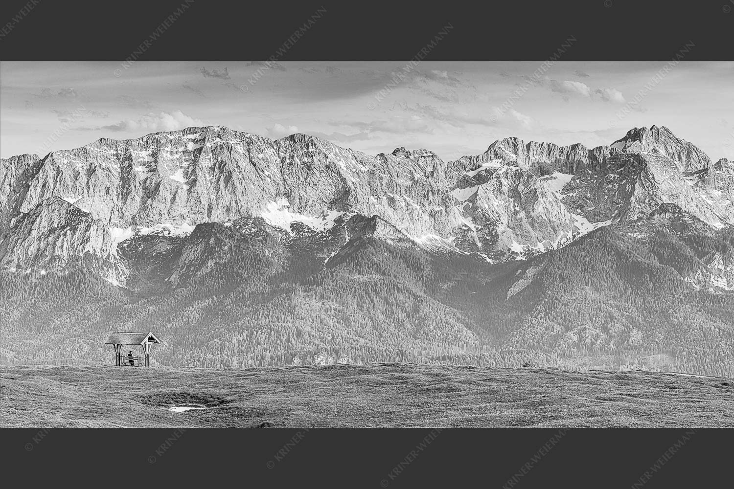 Eines der schönsten Panoramen im Garmisch-Partenkirchen bietet die Aussicht vom Wank - Der Blick ins Herz 2:1 sw -- Panorama am Wank - mehr Infos bei www.Kriner-Weiermann.de