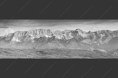 Eines der schönsten Panoramen im Garmisch-Partenkirchen bietet die Aussicht vom Wank - Der Blick ins Herz 3:1 sw -- Panorama am Wank - mehr Infos bei www.Kriner-Weiermann.de