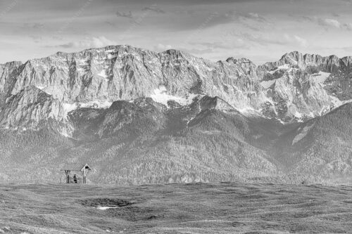 Eines der schönsten Panoramen im Garmisch-Partenkirchen bietet die Aussicht vom Wank - Der Blick ins Herz 3:2 sw -- Panorama am Wank - mehr Infos bei www.Kriner-Weiermann.de